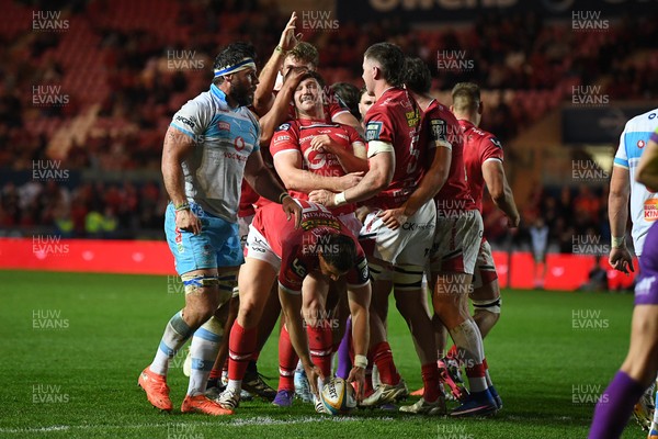250426 - Scarlets v Vodacom Bulls - United Rugby Championship - Fletcher Anderson of Scarlets celebrates scoring a try with team mates