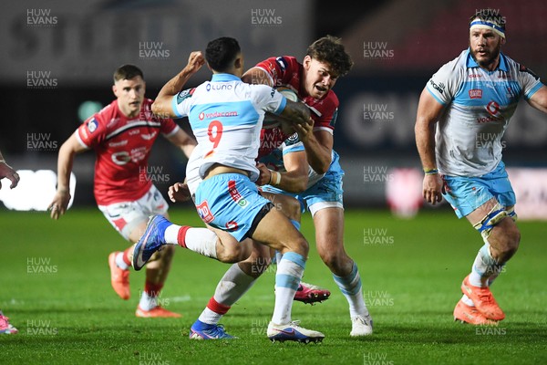 250426 - Scarlets v Vodacom Bulls - United Rugby Championship - Eddie James of Scarlets is challenged by Embrose Papier of Bulls