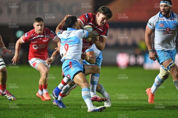 250426 - Scarlets v Vodacom Bulls - United Rugby Championship - Eddie James of Scarlets is challenged by Embrose Papier of Bulls