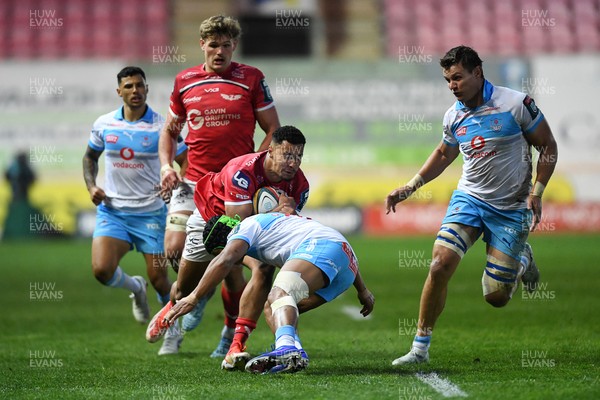 250426 - Scarlets v Vodacom Bulls - United Rugby Championship - Callum Woolley of Scarlets is challenged by Kurt-Lee Arendse of Bulls