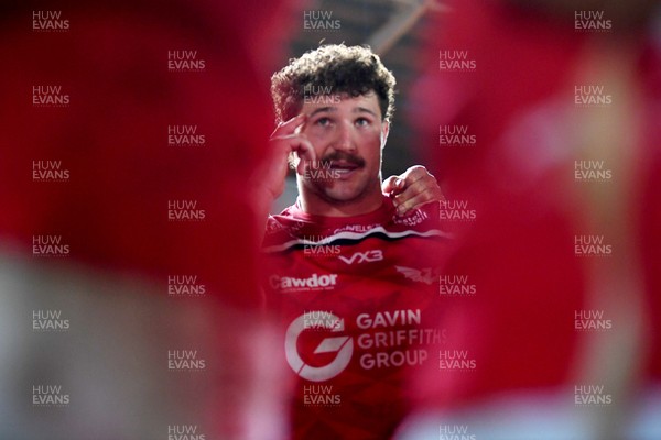 250426 - Scarlets v Vodacom Bulls - United Rugby Championship - Fletcher Anderson of Scarlets at full time in a huddle