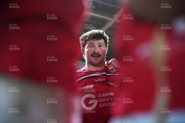 250426 - Scarlets v Vodacom Bulls - United Rugby Championship - Fletcher Anderson of Scarlets at full time in a huddle