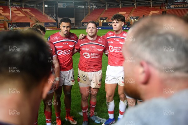 250426 - Scarlets v Vodacom Bulls - United Rugby Championship - Scarlets huddle at full time