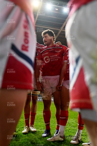 250426 - Scarlets v Vodacom Bulls - United Rugby Championship - Fletcher Anderson of Scarlets in his team huddle at full time