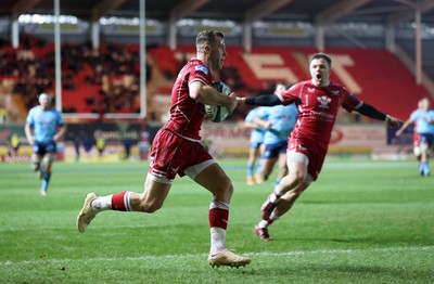 270123 - Scarlets v Vodacom Bulls - United Rugby Championship - Gareth Davies of Scarlets gathers the ball to run in and score a try