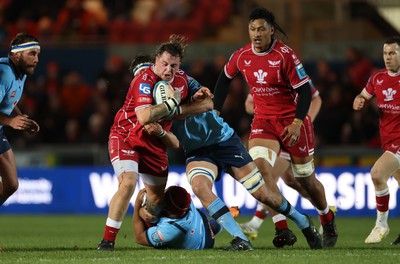 270123 - Scarlets v Vodacom Bulls - United Rugby Championship - Sam Wainwright of Scarlets is tackled by Johan Grobbelaar and Ruan Nortje of Bulls