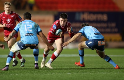 270123 - Scarlets v Vodacom Bulls - United Rugby Championship - Joe Roberts of Scarlets is tackled by Harold Vorster and Chris Smith of Bulls