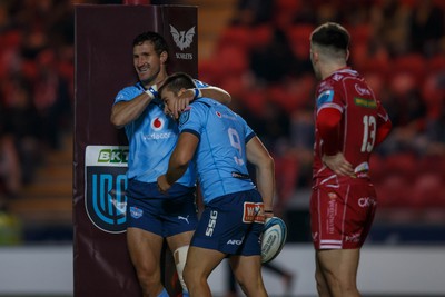 270123 - Scarlets v Vodacom Bulls - United Rugby Championship - Johan Goosen of Blue Bulls congratulates Zak Burger after scoring a try