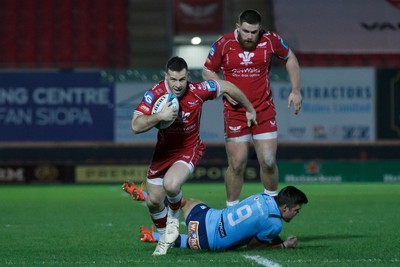 270123 - Scarlets v Vodacom Bulls - United Rugby Championship - Gareth Davies of Scarlets makes a break