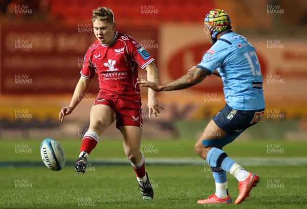 270123 - Scarlets v Vodacom Bulls - United Rugby Championship - Sam Costelow of Scarlets chips the ball past Lionel Mapoe of Bulls 