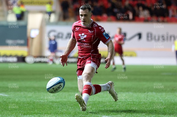 270123 - Scarlets v Vodacom Bulls - United Rugby Championship - Gareth Davies of Scarlets gathers the ball to score a try