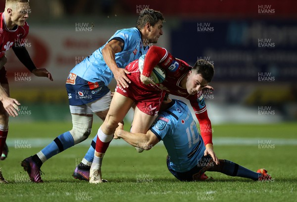 270123 - Scarlets v Vodacom Bulls - United Rugby Championship - Joe Roberts of Scarlets is tackled by Harold Vorster and Chris Smith of Bulls