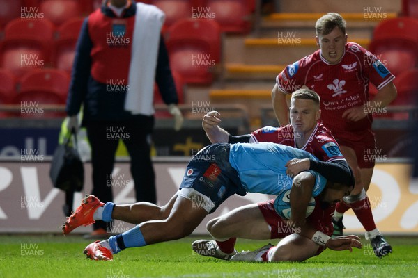 270123 - Scarlets v Vodacom Bulls - United Rugby Championship - Stravino Jacobs of Blue Bulls goes over for a try despite the tackle of Johnny McNicholl of Scarlets