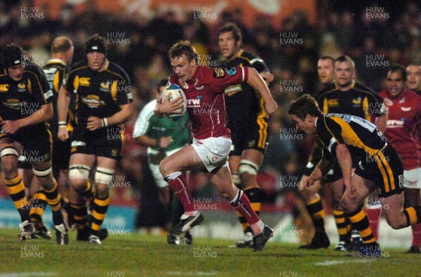 17.11.07 - Llanelli Scarlets v London Wasps - Heineken Cup - Llanelli's Dwayne Peel breaks to set up Easterby try 