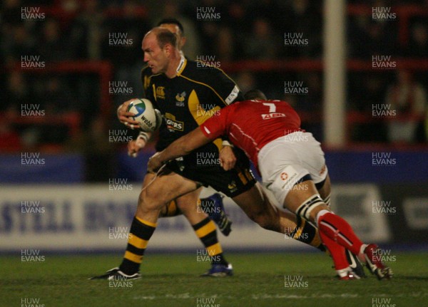 17.11.07 Llanelli  v Wasps... Wasps' Lawrence Dallaglio takes on Llanelli's Gavin Thomas 