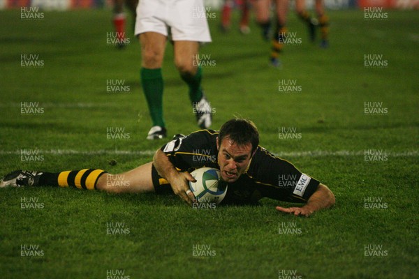 17.11.07 Llanelli  v Wasps... Wasps' Fraser Waters scores second try. 