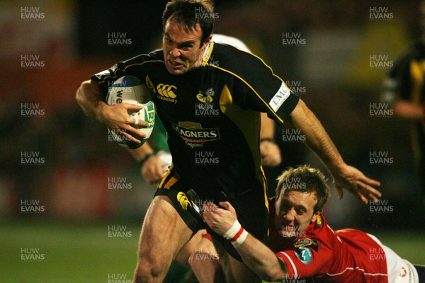 17.11.07 Llanelli  v Wasps... Llanelli's Morgan Stoddart canst stop Wasps' Fraser Waters scoring his first try. 