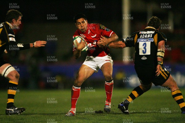 17.11.07 Llanelli  v Wasps... Llanelli's Regan King is tackled by Wasps' Richard Birkett and Nick Adams 