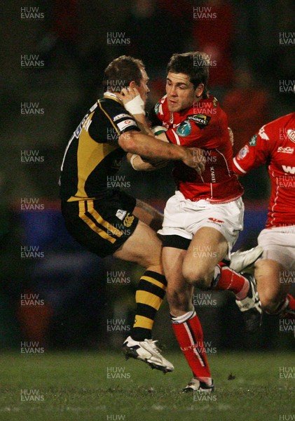 17.11.07 Llanelli  v Wasps... Llanelli's Gavin Evans is tackled by Wasps' Mark Van Gisbergen. 