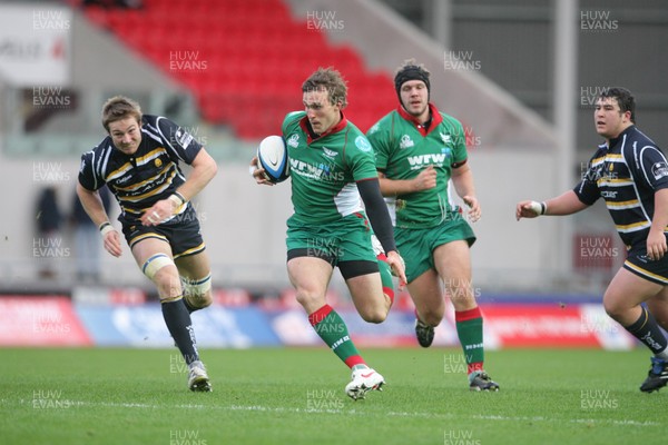 14.11.09 Scarlets v Worcester... Scarlets Andy Fenby splits the Worcester defence. 