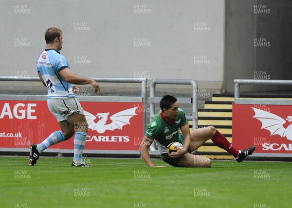 21.08.10 Scarlets v Worcester Regan King of Scarlets scores in the corner 