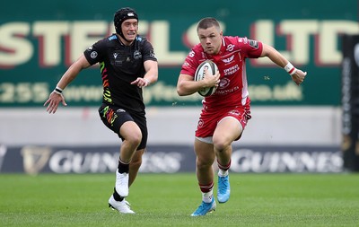 121019 - Scarlets v Zebre Rugby - Guinness PRO14 - Steff Evans of Scarlets makes a break