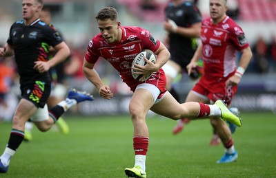 121019 - Scarlets v Zebre Rugby - Guinness PRO14 - Kieran Hardy of Scarlets dives over to score a try