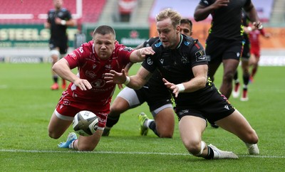 121019 - Scarlets v Zebre Rugby - Guinness PRO14 - Steff Evans of Scarlets and Charlie Walker of Zebre dive for the bal