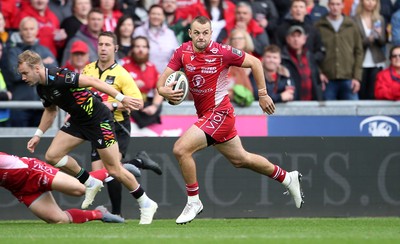 121019 - Scarlets v Zebre Rugby - Guinness PRO14 - Paul Asquith of Scarlets makes a break