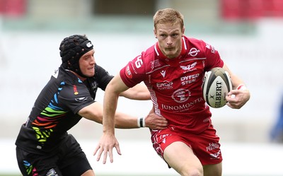 121019 - Scarlets v Zebre Rugby - Guinness PRO14 - Johnny McNicholl of Scarlets is challenged by Jamie Elliott and Paula Balekana of Zebre