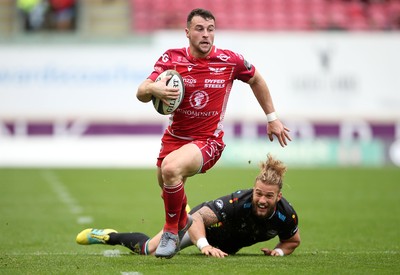 121019 - Scarlets v Zebre Rugby - Guinness PRO14 - Ryan Conbeer of Scarlets makes break