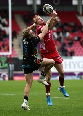 121019 - Scarlets v Zebre Rugby - Guinness PRO14 - Johnny McNicholl of Scarlets gets to the ball before Charlie Walker of Zebre to go on to score a try