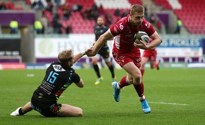 121019 - Scarlets v Zebre Rugby - Guinness PRO14 - Johnny McNicholl of Scarlets gets to the ball before Charlie Walker of Zebre to go on to score a try