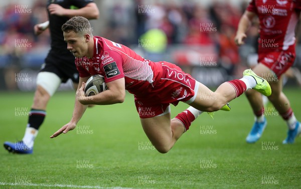 121019 - Scarlets v Zebre Rugby - Guinness PRO14 - Kieran Hardy of Scarlets dives over to score a try