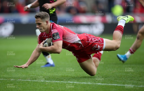 121019 - Scarlets v Zebre Rugby - Guinness PRO14 - Kieran Hardy of Scarlets dives over to score a try