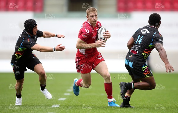 121019 - Scarlets v Zebre Rugby - Guinness PRO14 - Johnny McNicholl of Scarlets is challenged by Jamie Elliott and Paula Balekana of Zebre