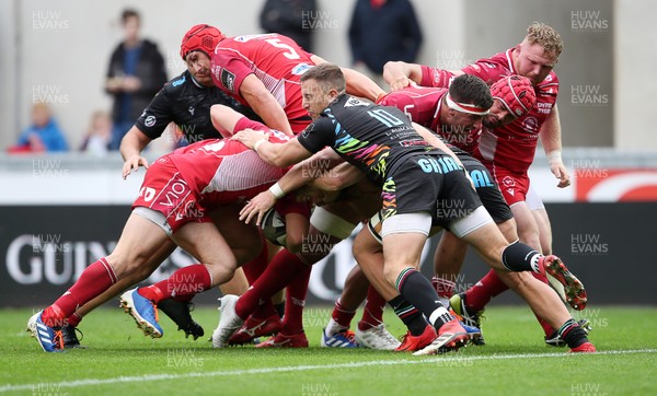 121019 - Scarlets v Zebre Rugby - Guinness PRO14 - Taylor Davies of Scarlets pushes over with the pack to score a try