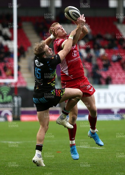 121019 - Scarlets v Zebre Rugby - Guinness PRO14 - Johnny McNicholl of Scarlets gets to the ball before Charlie Walker of Zebre to go on to score a try
