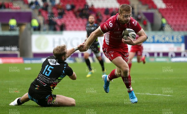 121019 - Scarlets v Zebre Rugby - Guinness PRO14 - Johnny McNicholl of Scarlets gets to the ball before Charlie Walker of Zebre to go on to score a try