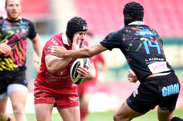 130419 - Scarlets v Zebre - Guinness PRO14 - Leigh Halfpenny of Scarlets takes on Gabriele Di Giulio of Zebre