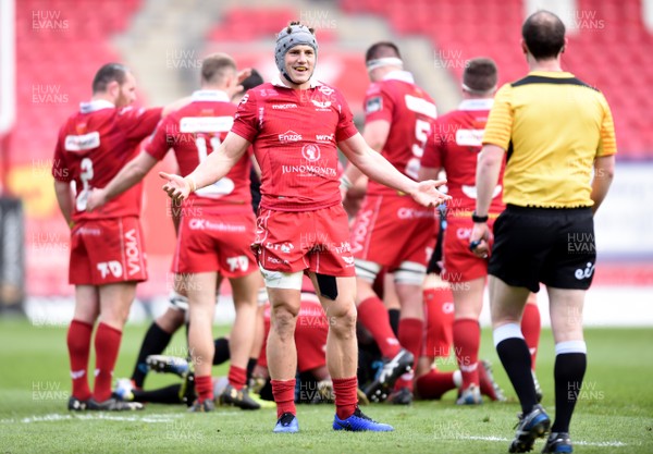 130419 - Scarlets v Zebre - Guinness PRO14 - Jonathan Davies of Scarlets makes a point to Referee Quinton Immelman