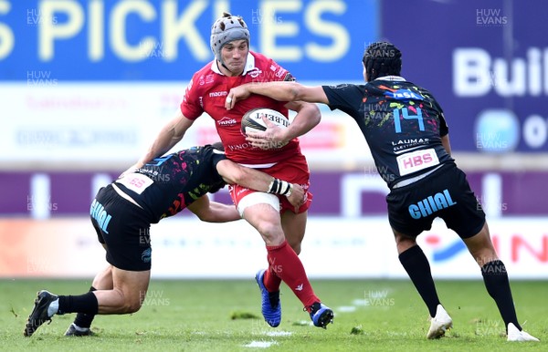 130419 - Scarlets v Zebre - Guinness PRO14 - Jonathan Davies of Scarlets is tackled by Guglielmo Palazzani and Gabriele Di Giulio of Zebre
