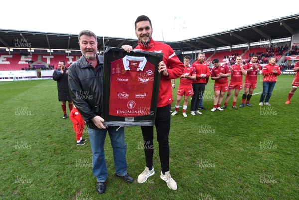 130419 - Scarlets v Zebre - Guinness PRO14 - Tom Price receiving a jersey from Nigel Short