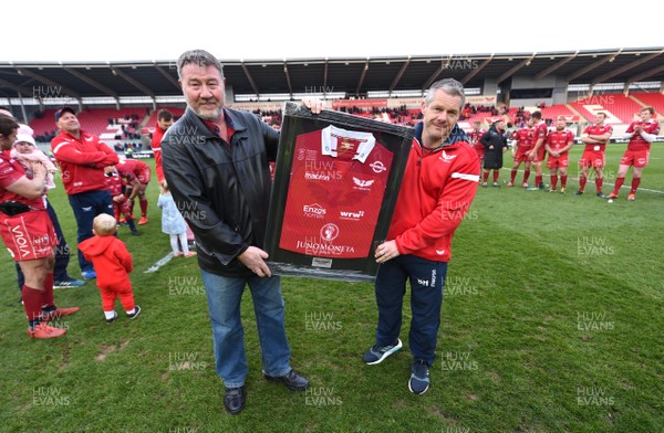 130419 - Scarlets v Zebre - Guinness PRO14 - Scarlets coach Byron Hayward receiving a jersey from Nigel Short