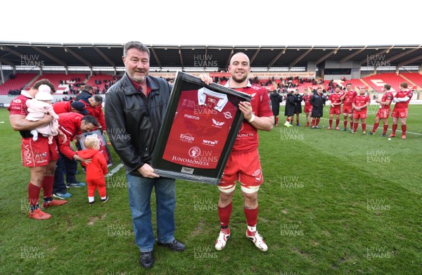 130419 - Scarlets v Zebre - Guinness PRO14 - Will Boyde receiving a jersey from Nigel Short