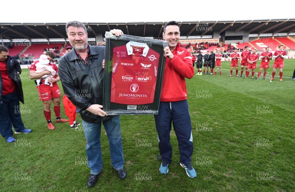 130419 - Scarlets v Zebre - Guinness PRO14 - Scarlets coach Stephen Jones receiving a jersey from Nigel Short