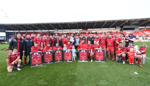 130419 - Scarlets v Zebre - Guinness PRO14 - Scarlets players and staff after their final home game