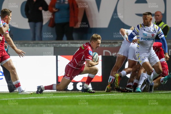151022 - Scarlets v Zebre Parma - United Rugby Championship - Sam Costelow of Scarlets opens the scoring with a try