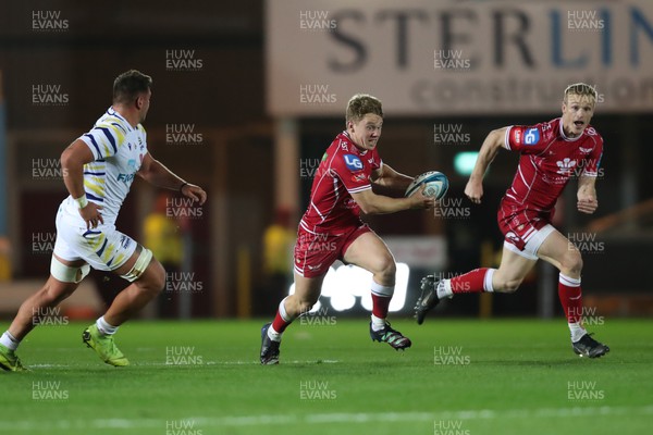 151022 - Scarlets v Zebre Parma - United Rugby Championship - Sam Costelow of Scarlets on the attack
