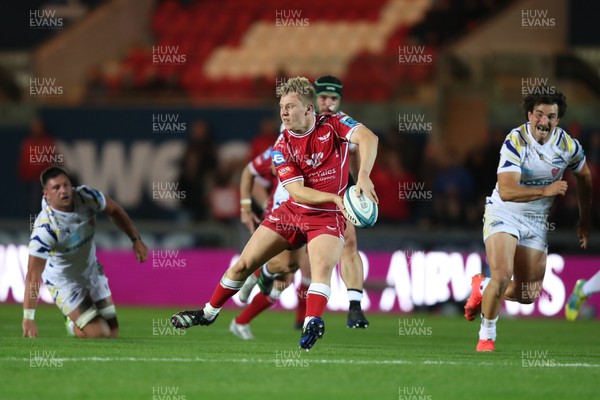 151022 - Scarlets v Zebre Parma - United Rugby Championship - Sam Costelow of Scarlets on the attack